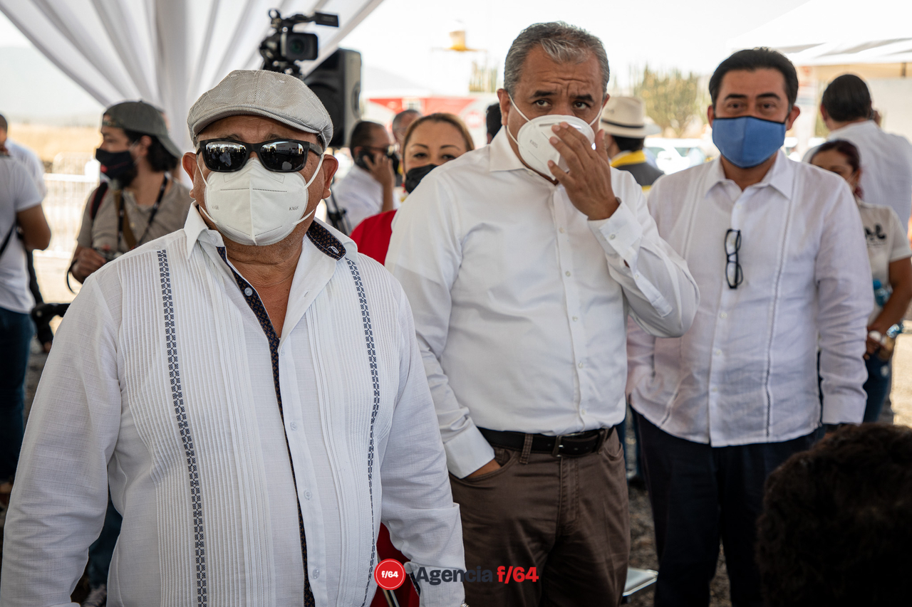 Diputados del congreso local presentes en el banderazo del inicio de las constricciones del nuevo Libramiento Colima vía rápida. 
