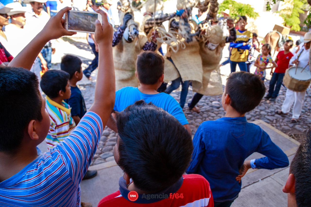 Niños y visitantes registran cada evento en sus teléfonos.