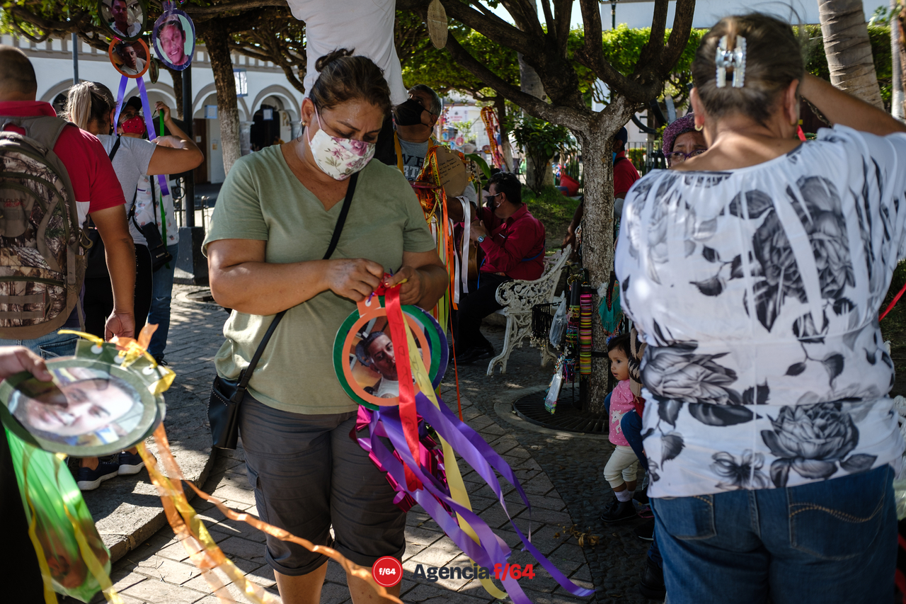 Familiares finalizan esferas a colocar en diversas áreas públicas de Comala, Villa de Álvarez y Colima.