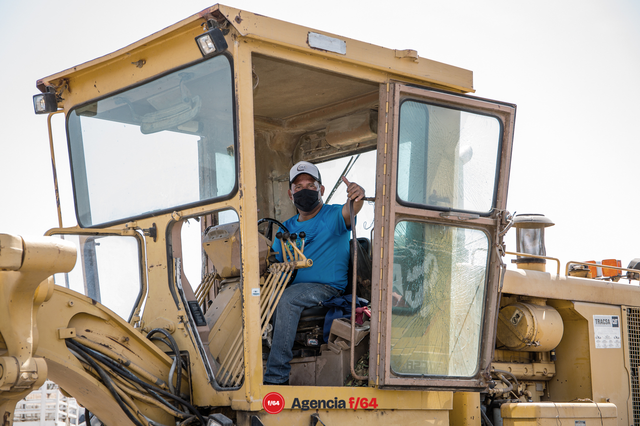 Los trabajadores listos de y de buen ánimo para iniciar las obras.