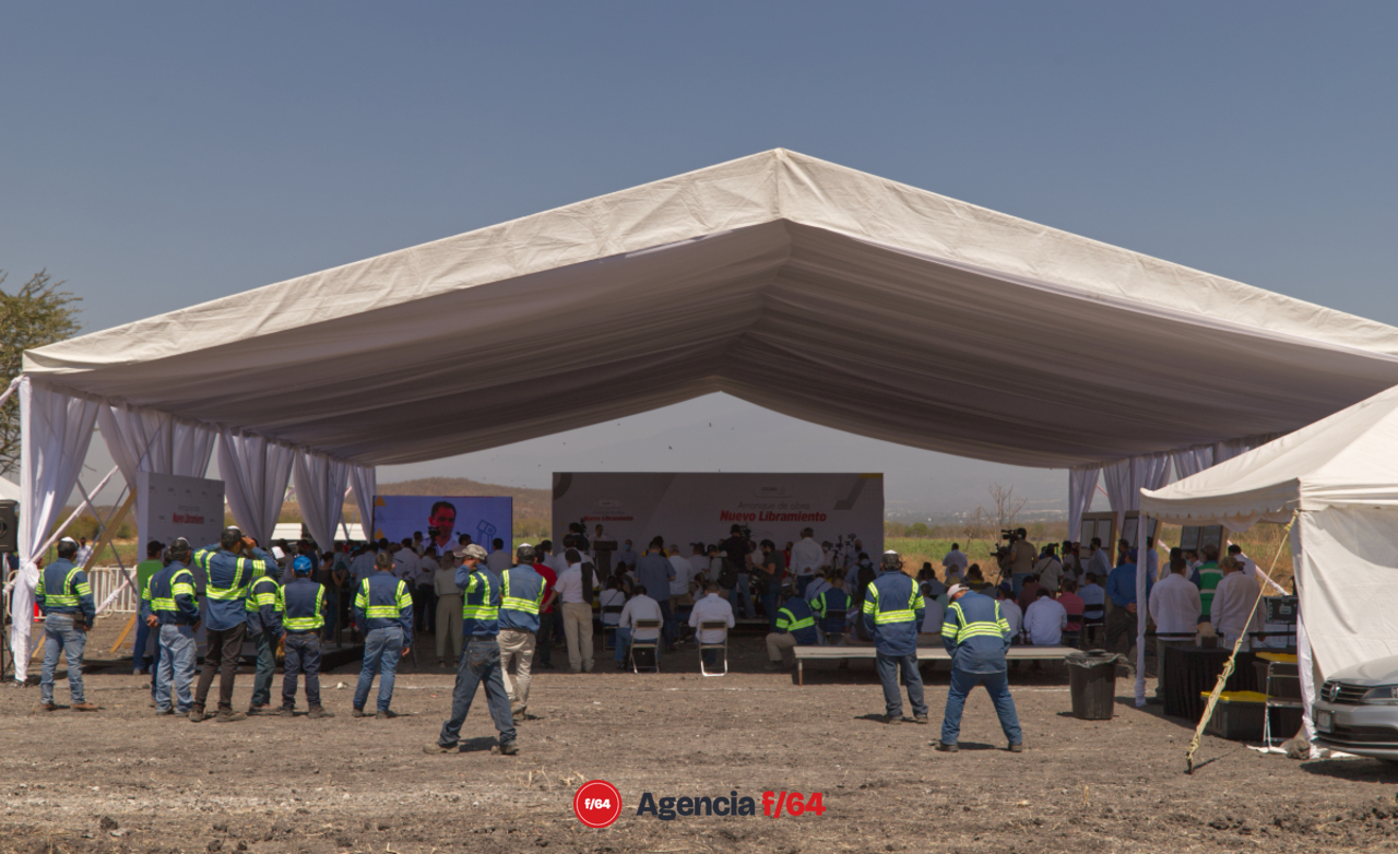 Trabajadores de la construcción del nuevo libramiento presentes en el evento protocolario.