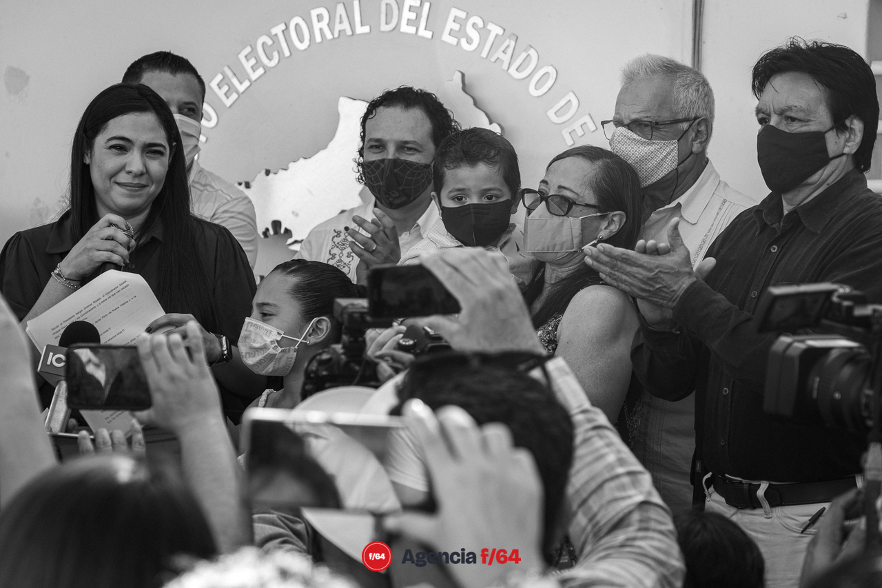 A las afueras del IEE. 