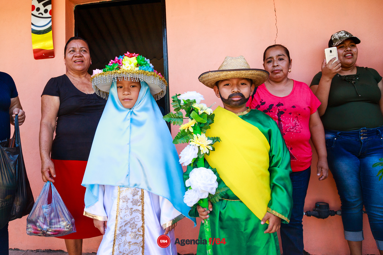 María y José listos esperando que los Chayacates pasen por ellos.