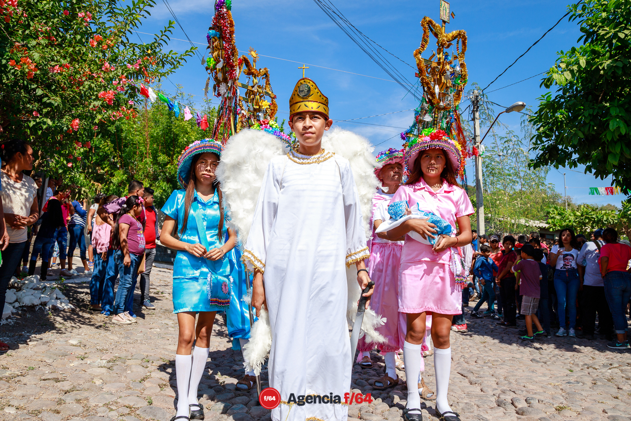 La pastorela en camino a visitar a la sagrada familia.