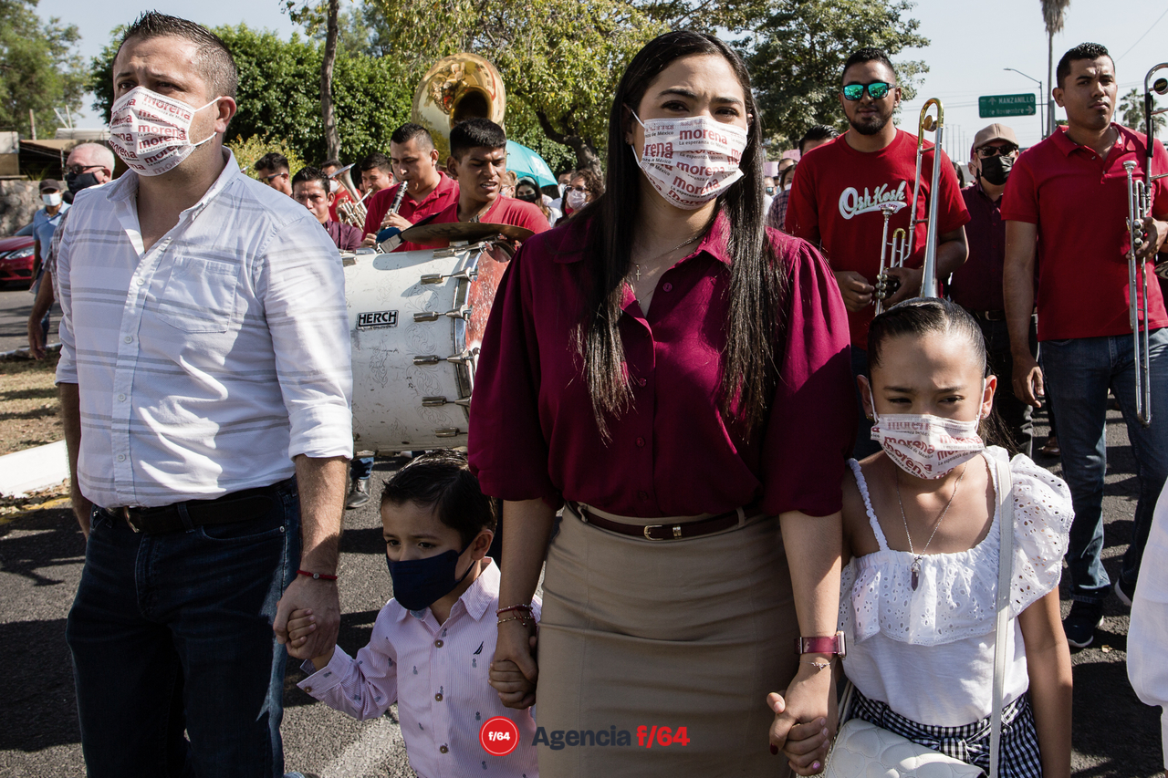 Indira Vizcaíno y familia rumbo a las instalaciones de Instituto Estatal Electoral.