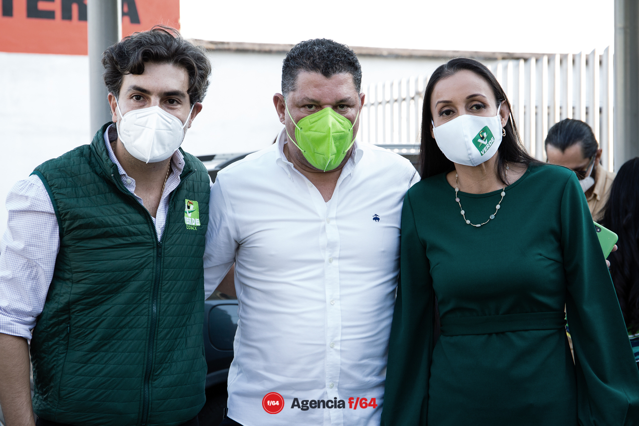 Virgilio Mendoza acompañado de Gaby Benavides, dirigente del Comité Directivo Estatal del Partido Verde, Jesús Sesma Suárez, Delegado Nacional del Partido Verde.
