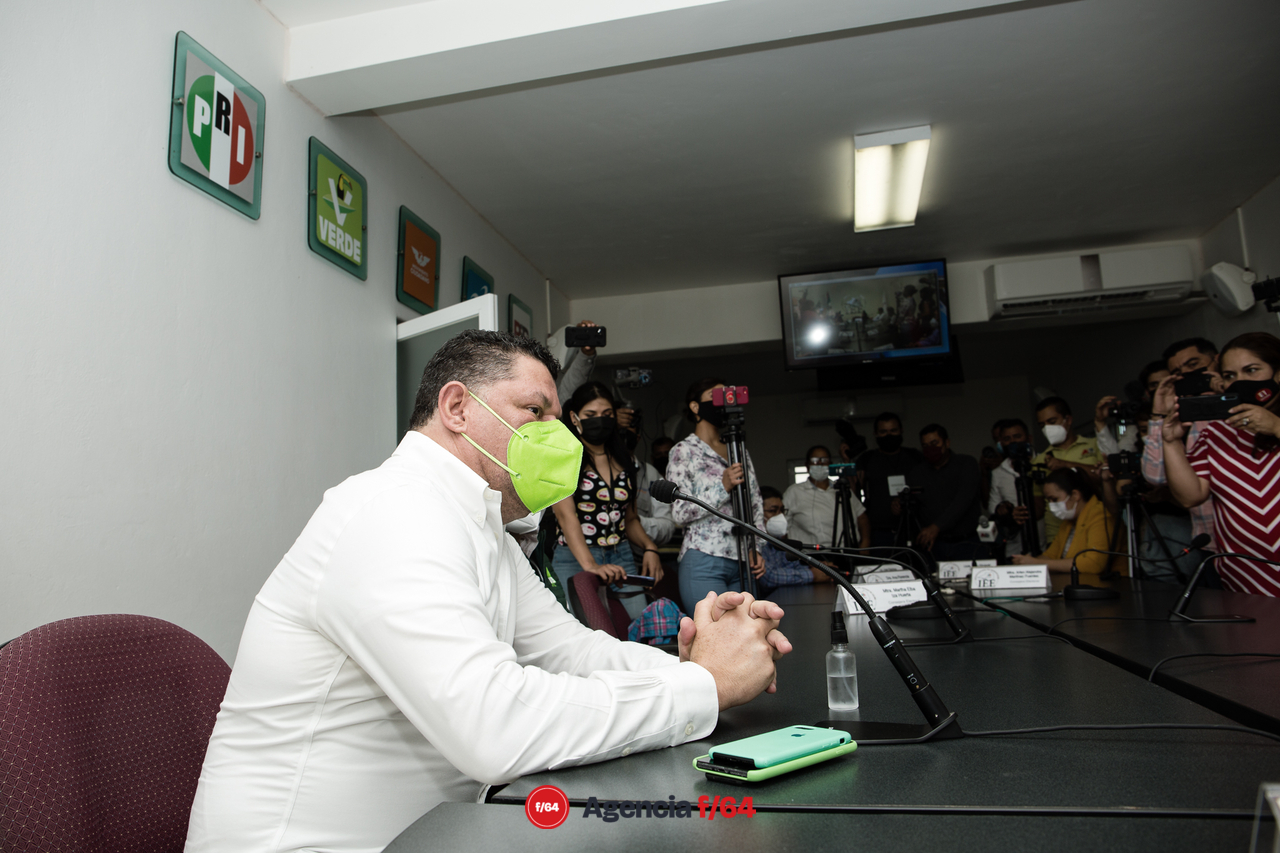 Virgilio Mendoza en el proceso de registro ante el Instituto Estatal Electoral.