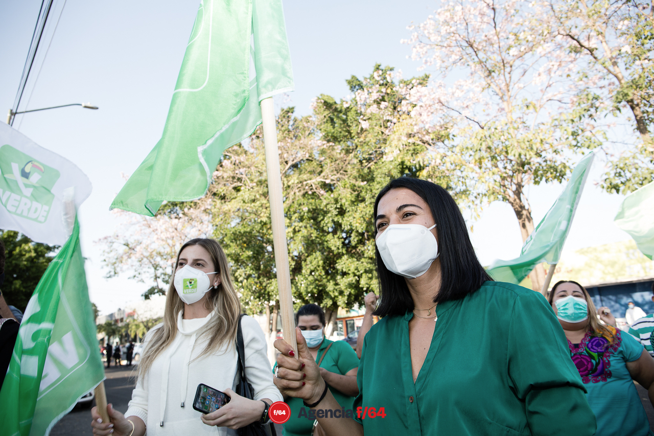 Simpatizantes del Verde muestran su apoyo.