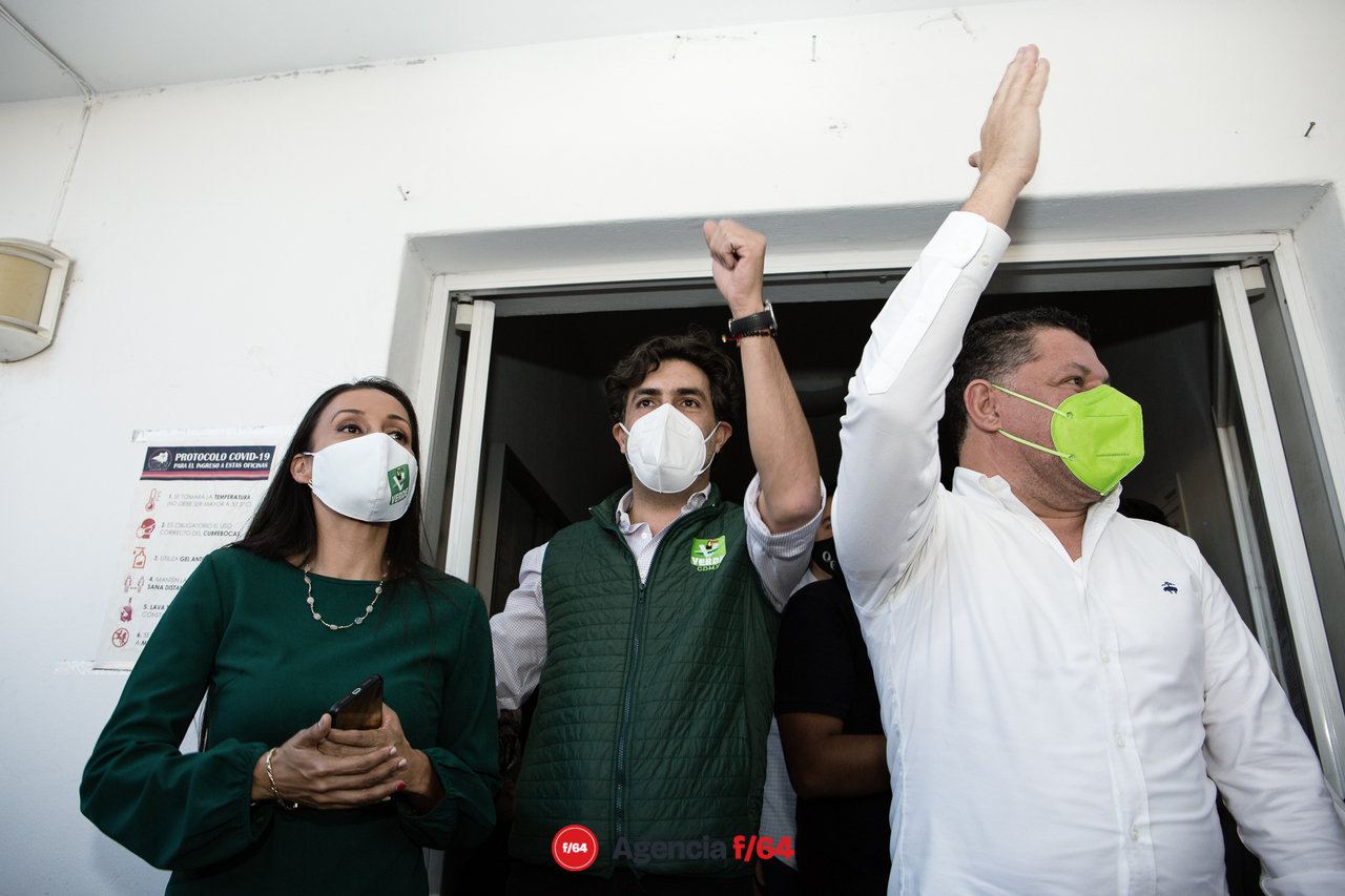 Virgilio Mendoza acompañado de Gaby Benavides, dirigente del Comité Directivo Estatal del Partido Verde, Jesús Sesma Suárez, Delegado Nacional del Partido Verde.