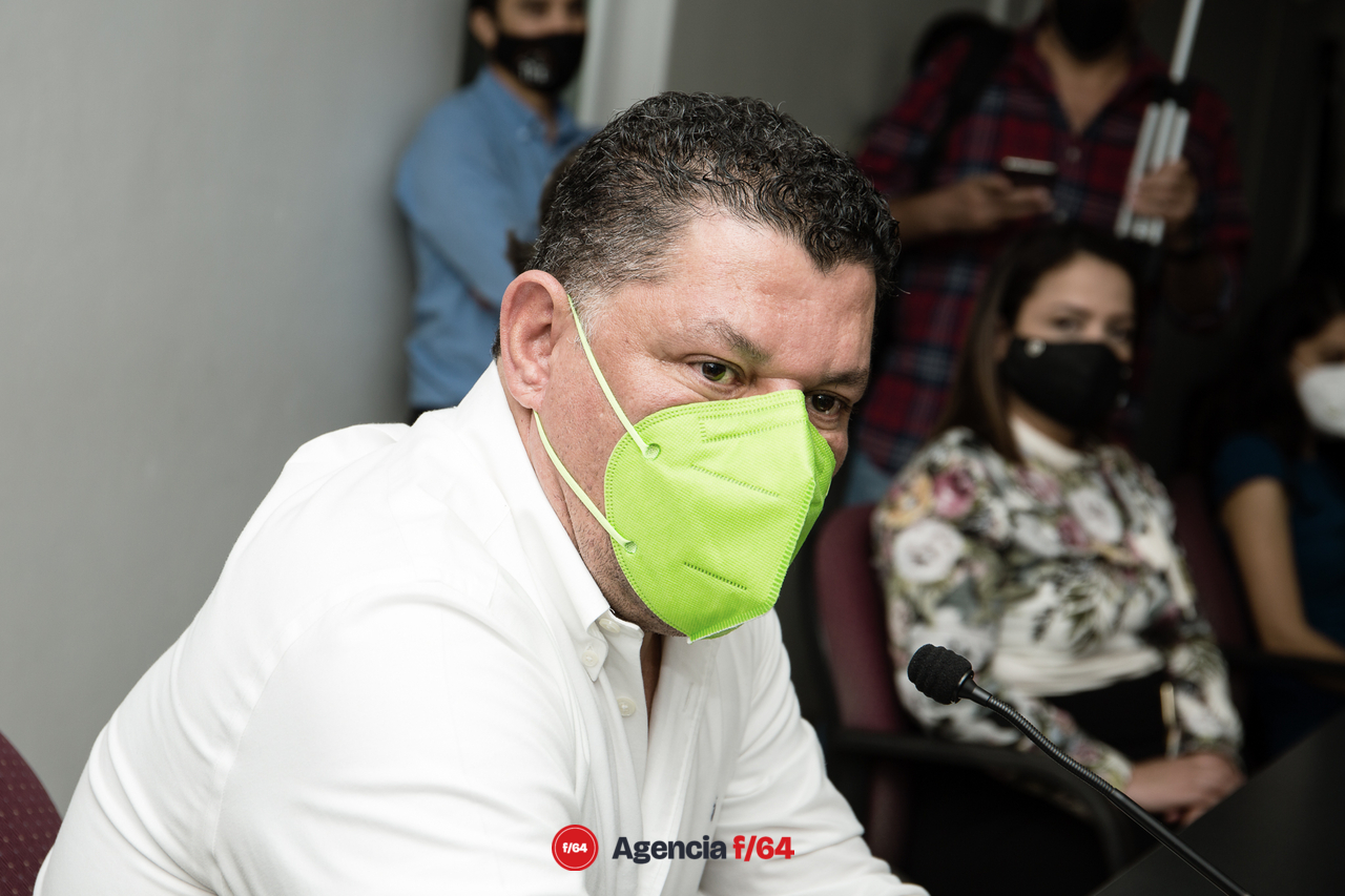 Virgilio Mendoza en el proceso de registro ante el Instituto Estatal Electoral.