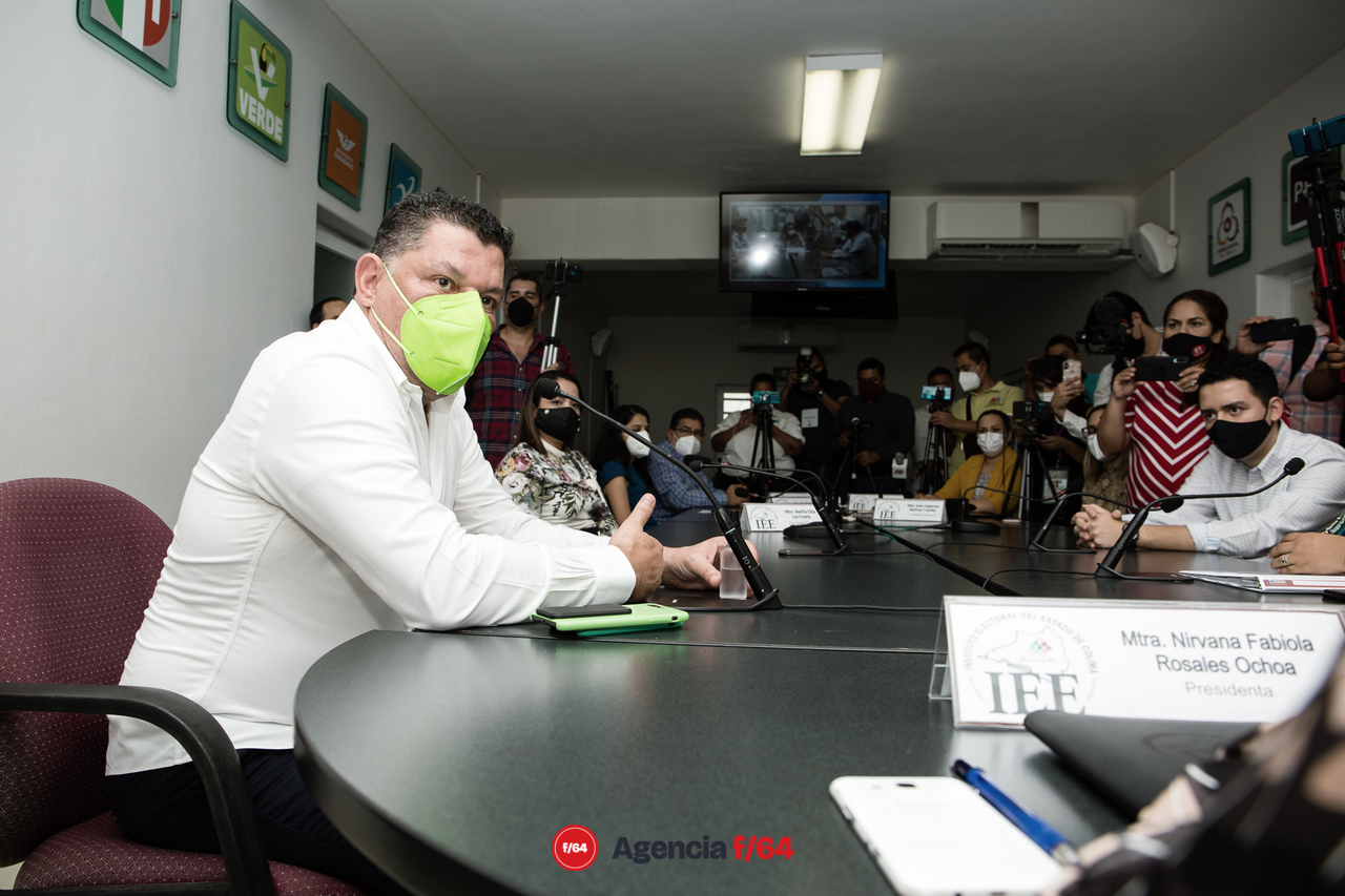 Virgilio Mendoza en el proceso de registro ante el Instituto Estatal Electoral.