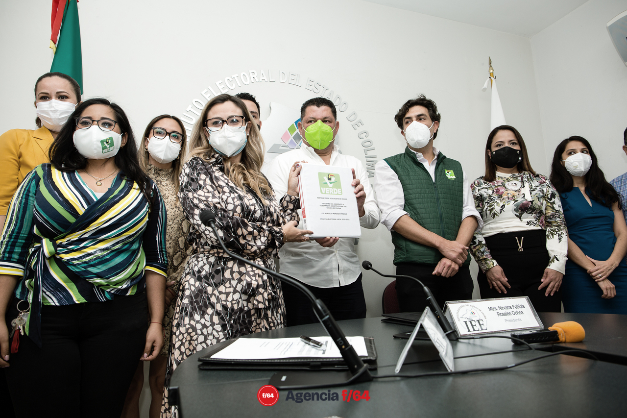 Virgilio Mendoza en el proceso de registro ante el Instituto Estatal Electoral.