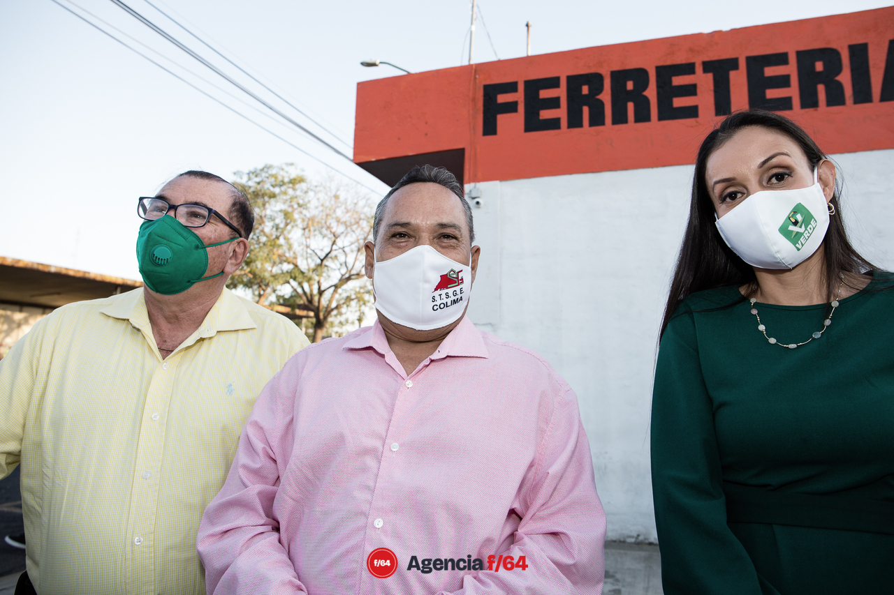 Gaby Benavides, dirigente del Comité Directivo Estatal del Partido Verde, acompañada de Martín Flores, dirigente del sindicato de trabajadores del Gobierno del Estado.