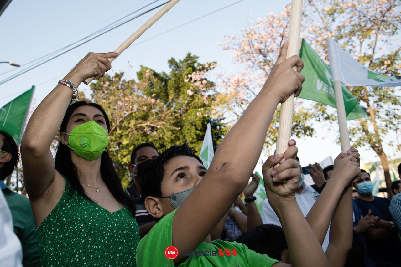 Simpatizantes del Verde muestran su apoyo.