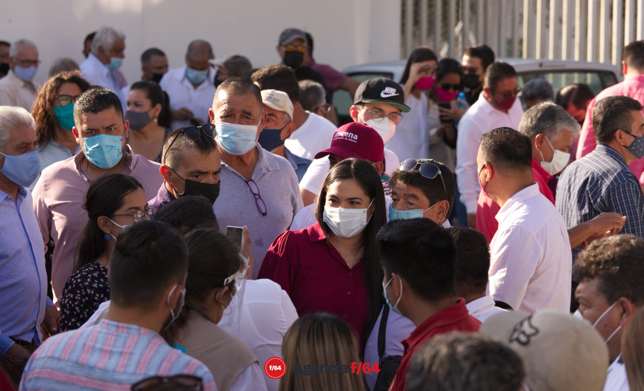 Indira Vizcaíno después de su registro saludó a sus simpatizantes.