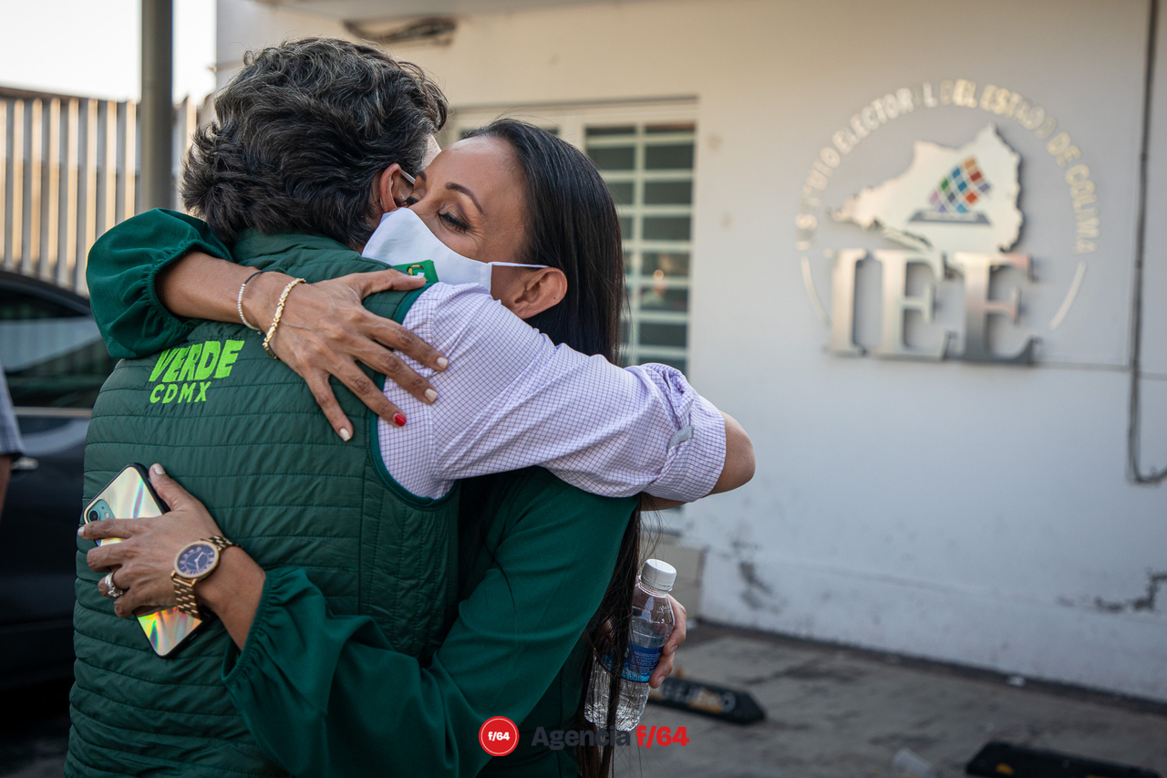 Jesús Sesma Suárez, Delegado Nacional del Partido Verde y Gaby Benavides, Dirigente del CDE del PVEM, apoyando a Virgilio Mendoza en las afueras del IEE. 