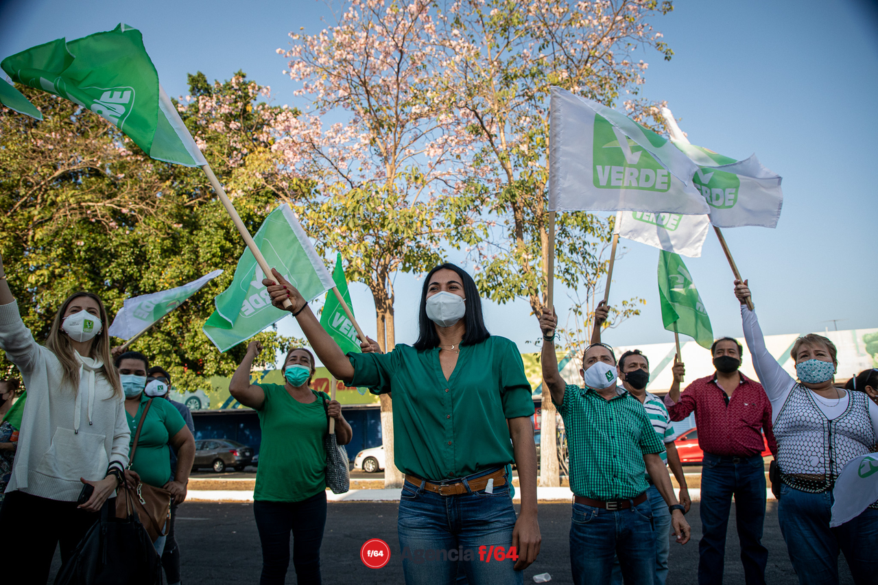 La militancia apoyando. 