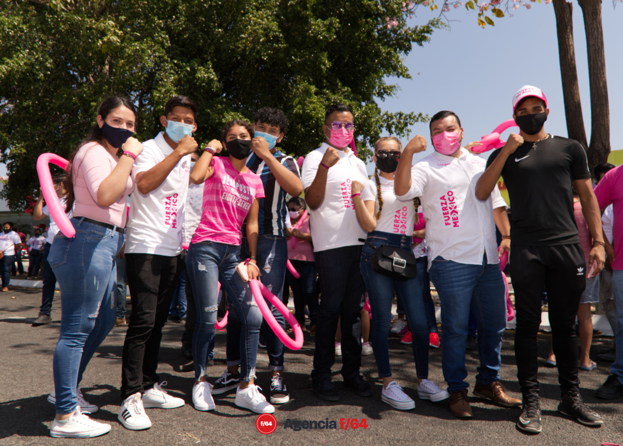 Jóvenes de Fuerza x México manifestando su apoyo a Cladia Yánez