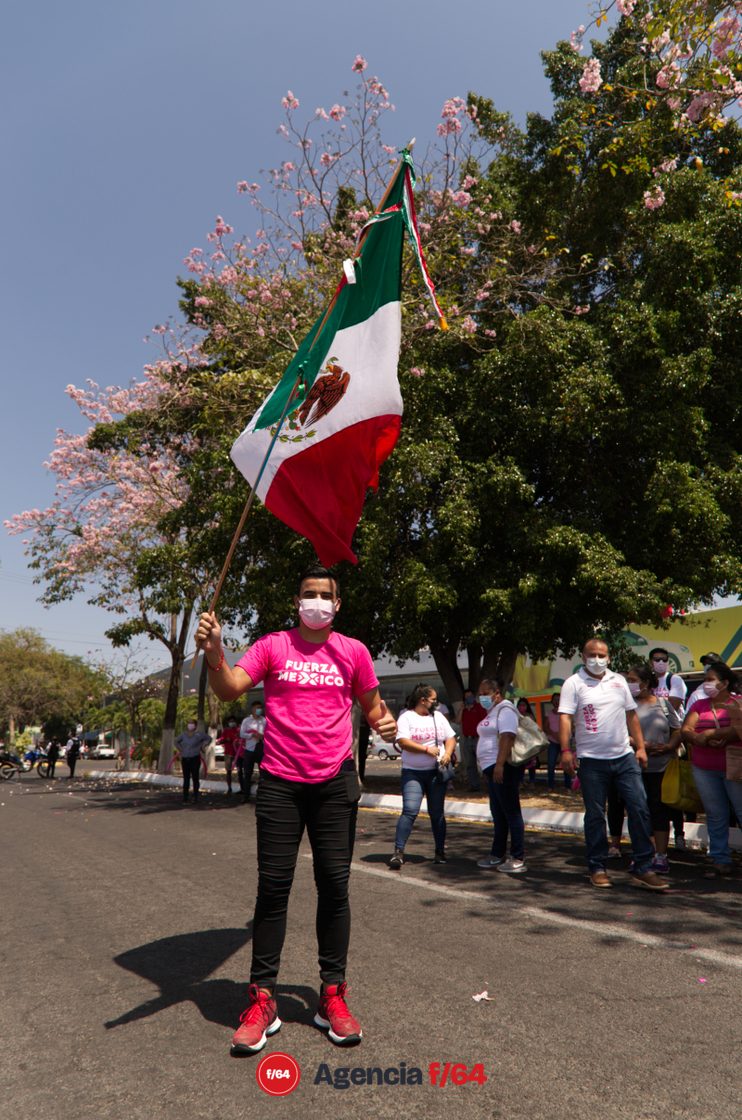 Joven simpatizante ondeando la bandera nacional.