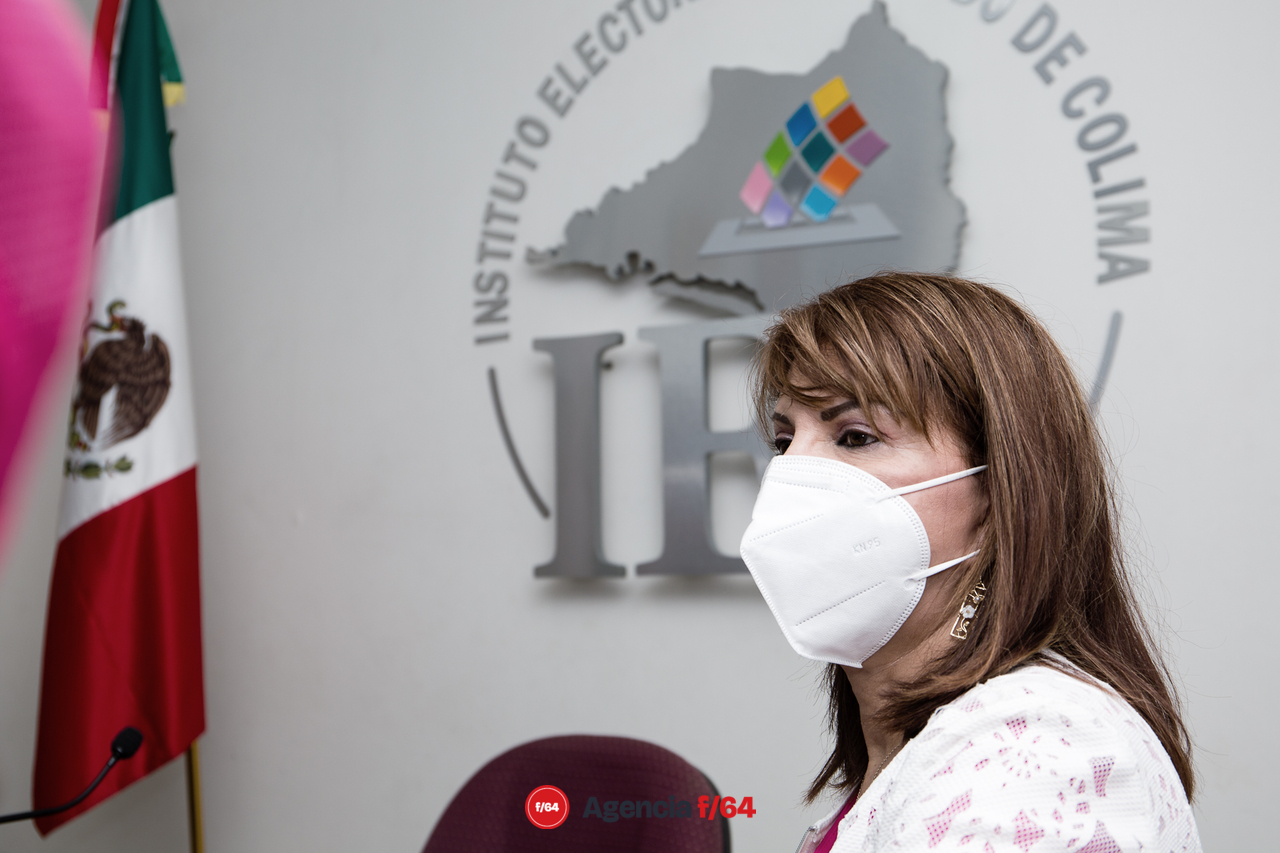 Claudia Yáñez Centeno durante su registro com candidata.