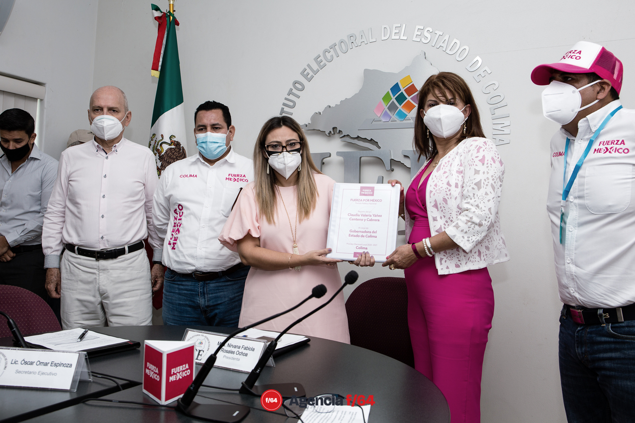 Claudia Yáñez Centeno durante su registro com candidata.