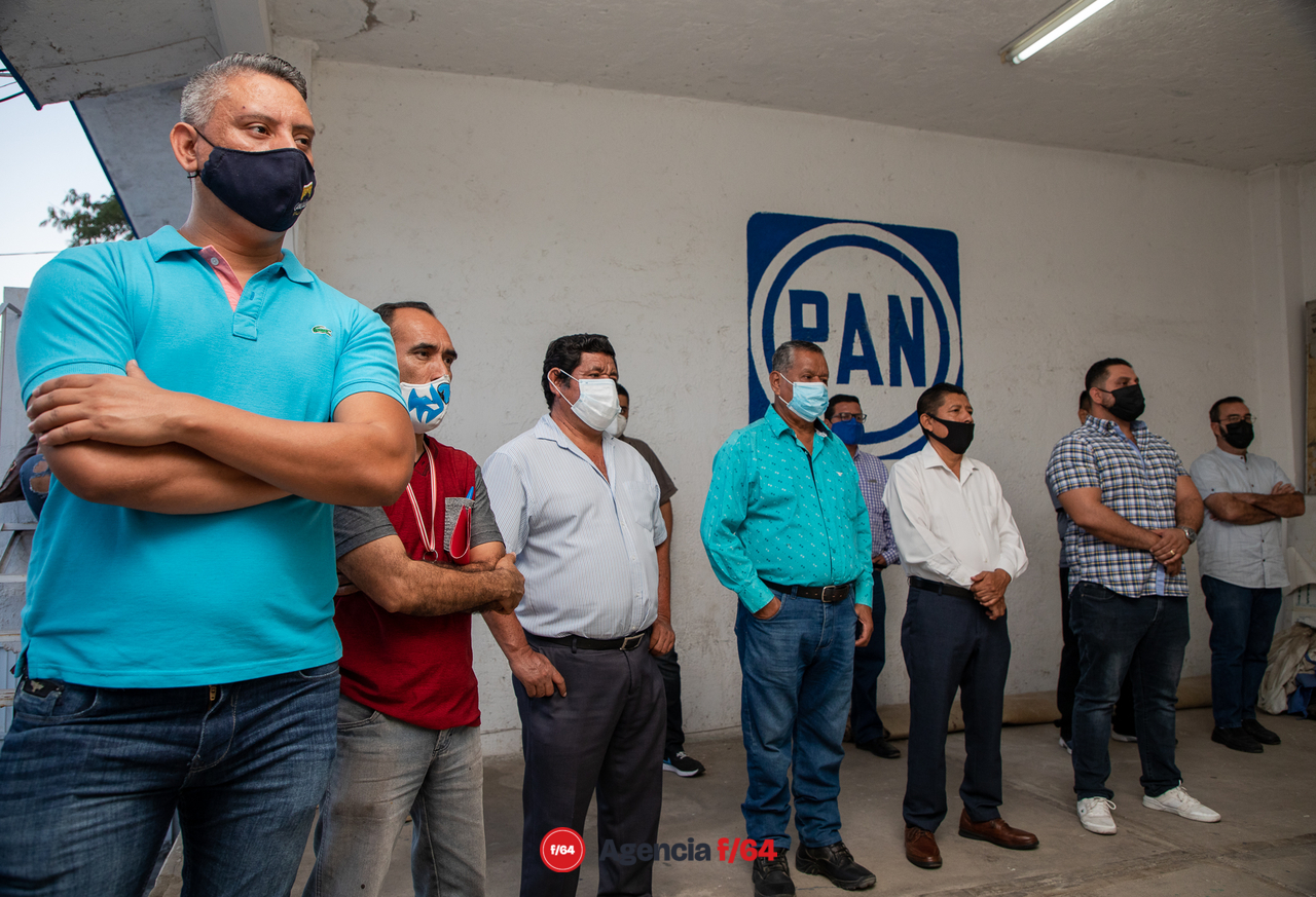 Martha Sosa se reunió está tarde con integrantes del Comité Directivo Municipal de Acción Nacional de Villa de Álvarez. Escuchó de los presentes dudas en cuanto a la coalición del PAN-PRI-PRD para la gobernatura de del Estado de Colima.