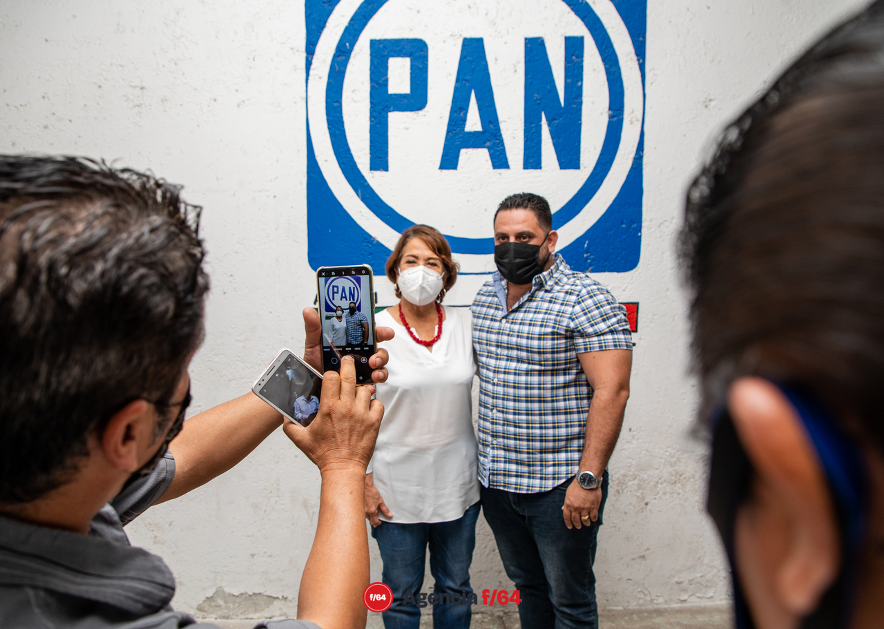 Martha Sosa se reunió está tarde con integrantes del Comité Directivo Municipal de Acción Nacional de Villa de Álvarez. Escuchó de los presentes dudas en cuanto a la coalición del PAN-PRI-PRD para la gobernatura de del Estado de Colima.