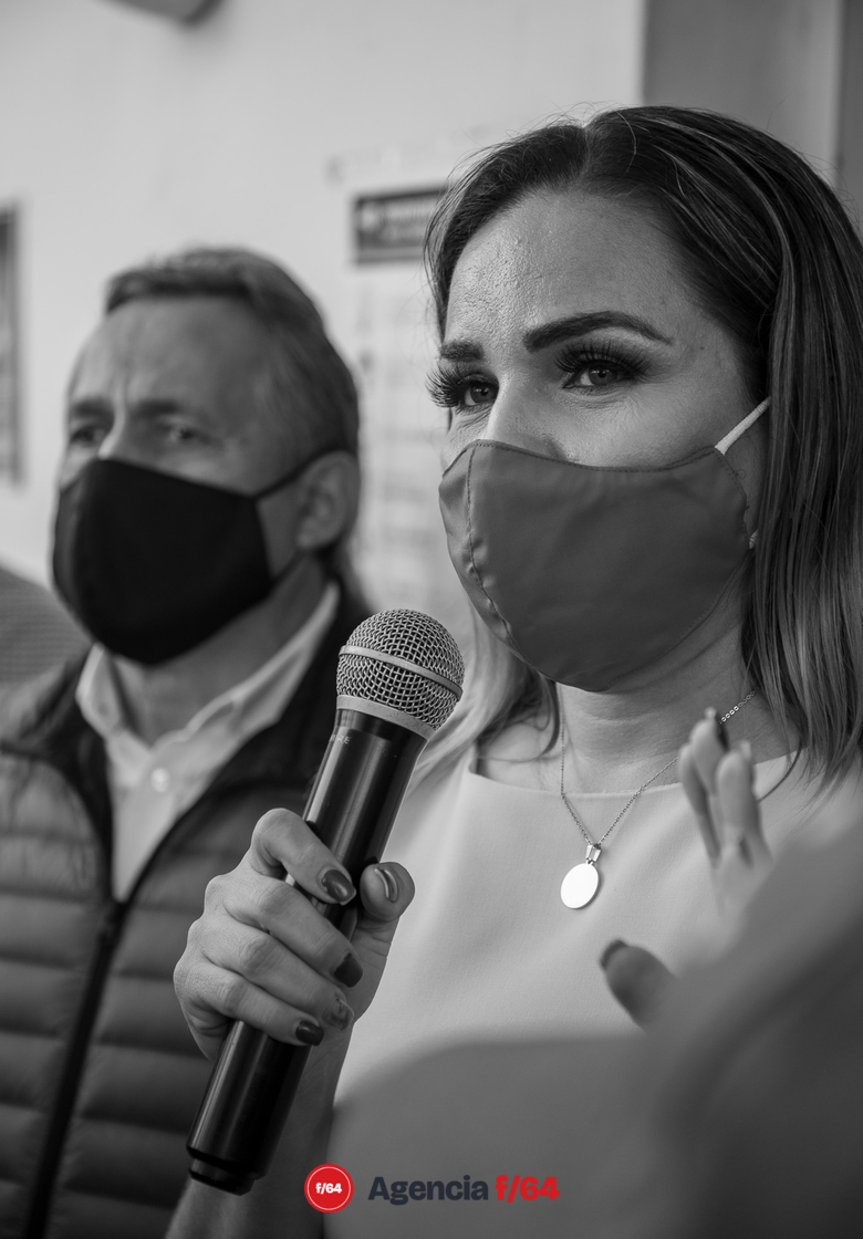 Fuera de las instalaciones del Instituto Estatal Electoral en mensaje a los simpatizantes presentes.