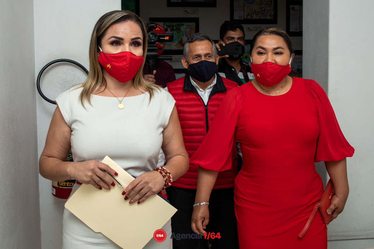En el proceso de registro como candidata del Partido del Trabajo ante el Instituto Estatal Electoral.