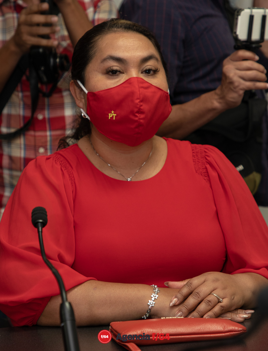 En el proceso de registro como candidata del Partido del Trabajo ante el Instituto Estatal Electoral.