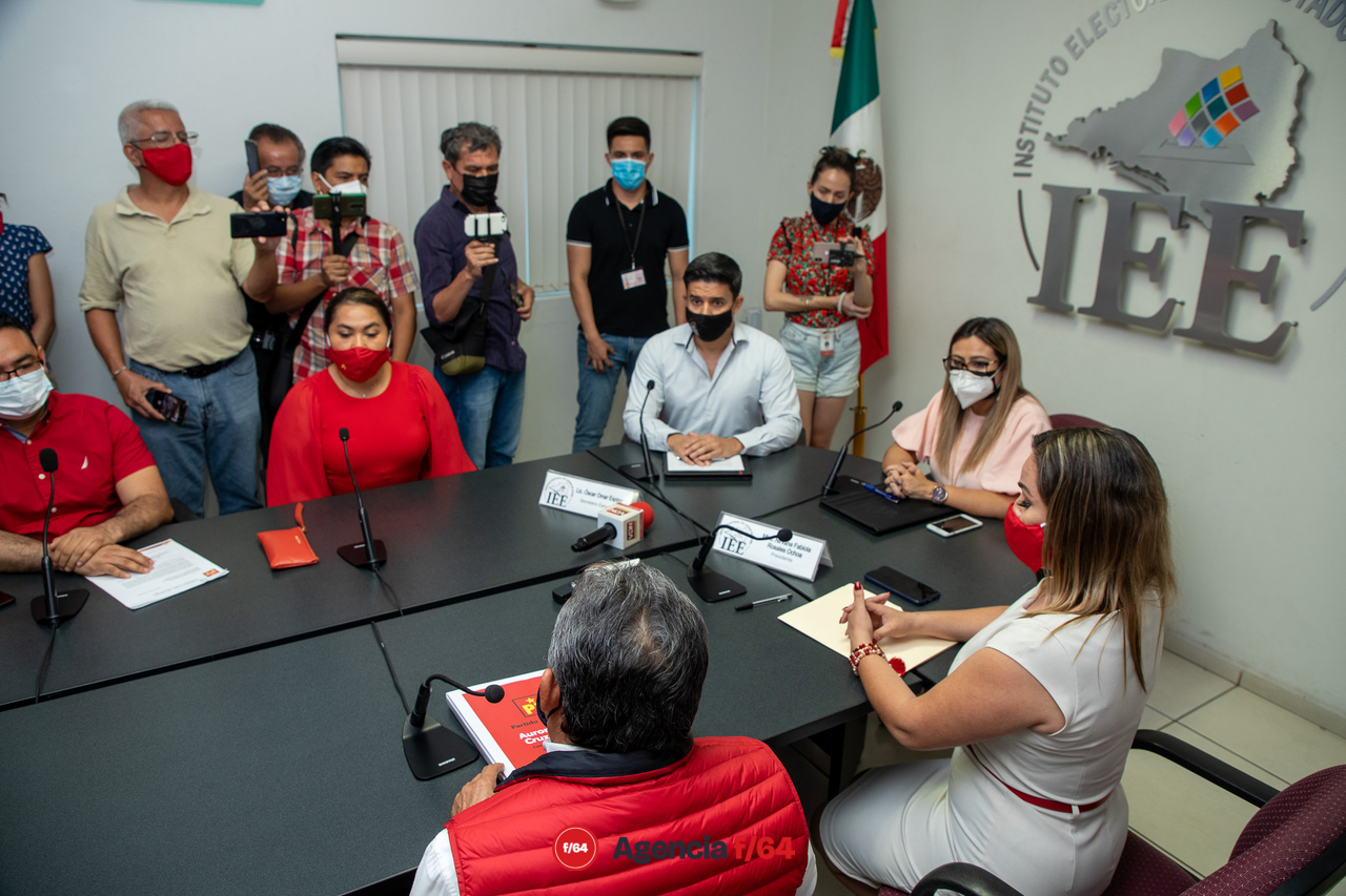 En el proceso de registro como candidata del Partido del Trabajo ante el Instituto Estatal Electoral.