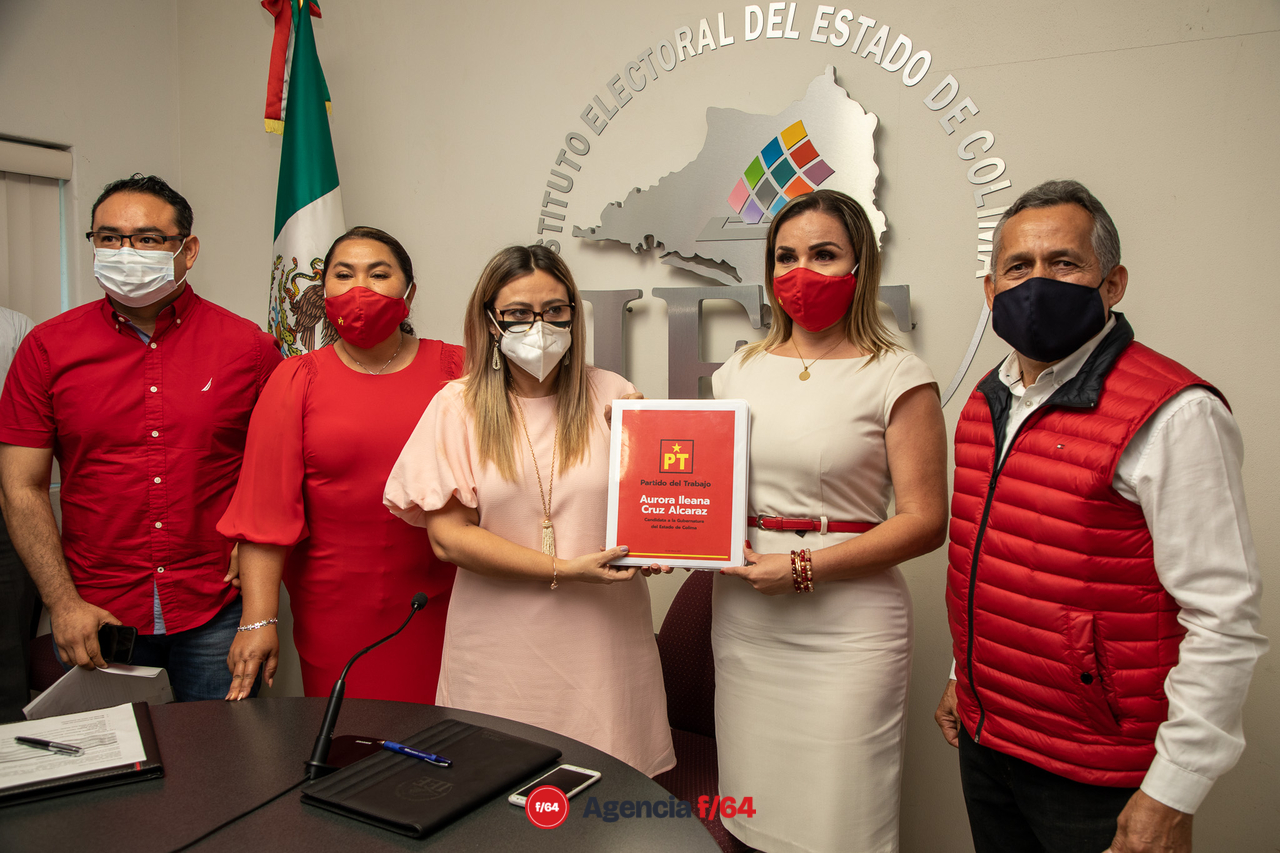 En el proceso de registro como candidata del Partido del Trabajo ante el Instituto Estatal Electoral. La candidata Aurora Ileana Cruz Alcaraz y el Senador Joel Padilla.