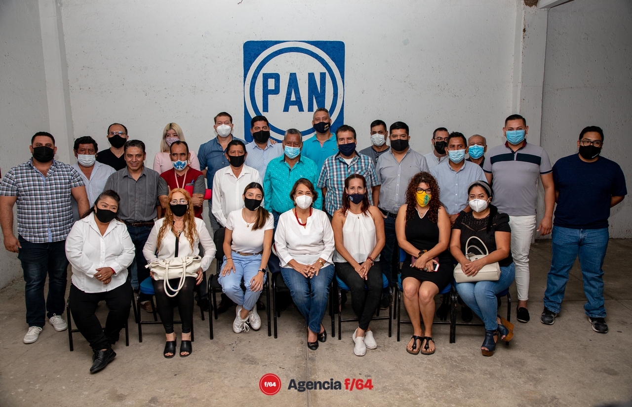 Martha Sosa se reunió está tarde con integrantes del Comité Directivo Municipal de Acción Nacional de Villa de Álvarez. Escuchó de los presentes dudas en cuanto a la coalición del PAN-PRI-PRD para la gobernatura de del Estado de Colima.