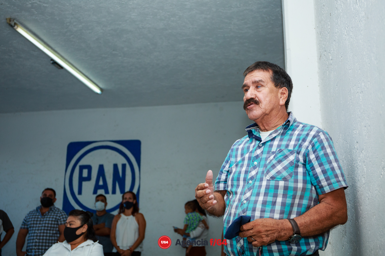 Martha Sosa se reunió está tarde con integrantes del Comité Directivo Municipal de Acción Nacional de Villa de Álvarez. Escuchó de los presentes dudas en cuanto a la coalición del PAN-PRI-PRD para la gobernatura de del Estado de Colima.