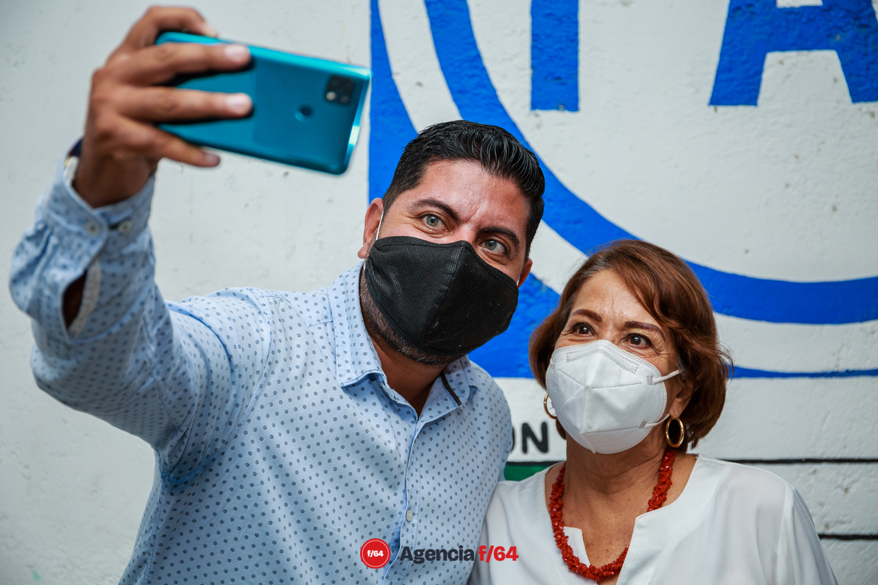Martha Sosa se reunió está tarde con integrantes del Comité Directivo Municipal de Acción Nacional de Villa de Álvarez. Escuchó de los presentes dudas en cuanto a la coalición del PAN-PRI-PRD para la gobernatura de del Estado de Colima.