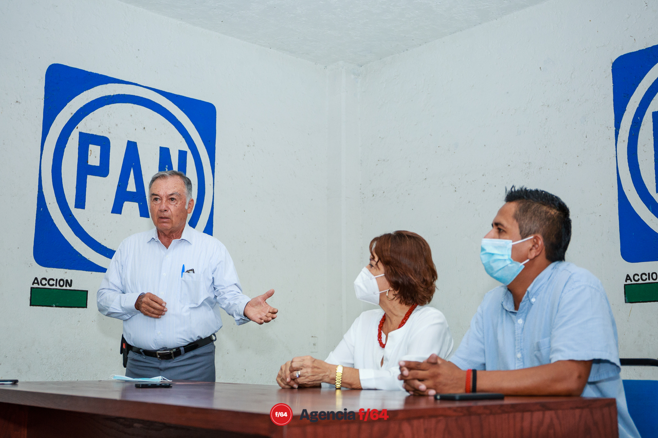 Martha Sosa se reunió está tarde con integrantes del Comité Directivo Municipal de Acción Nacional de Villa de Álvarez. Escuchó de los presentes dudas en cuanto a la coalición del PAN-PRI-PRD para la gobernatura de del Estado de Colima.