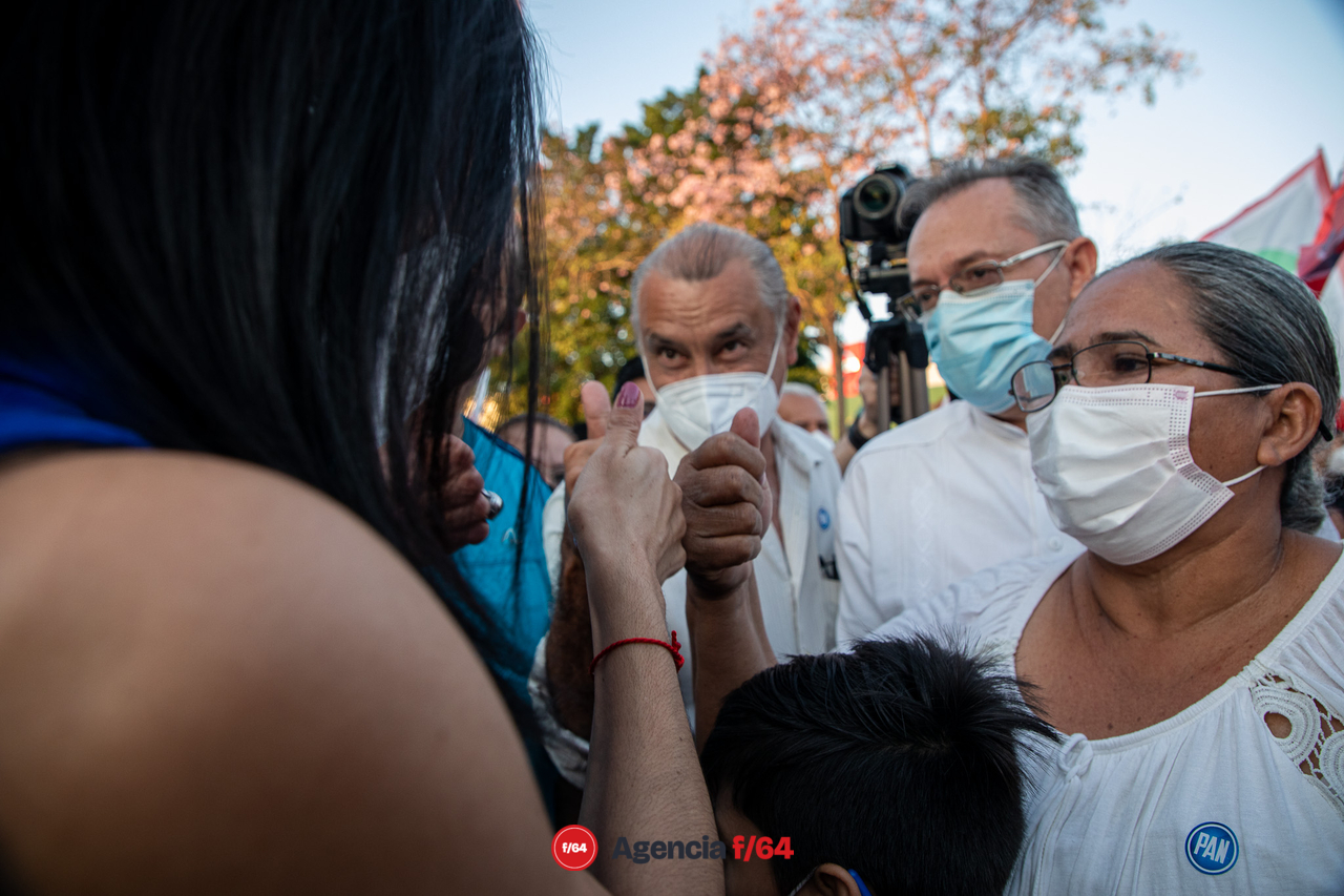 Simpatizantes de Mely Romero a las afueras del IEE.