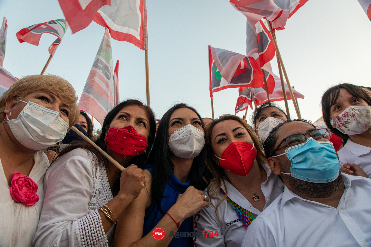 Simpatizantes de Mely Romero a las afueras del IEE.