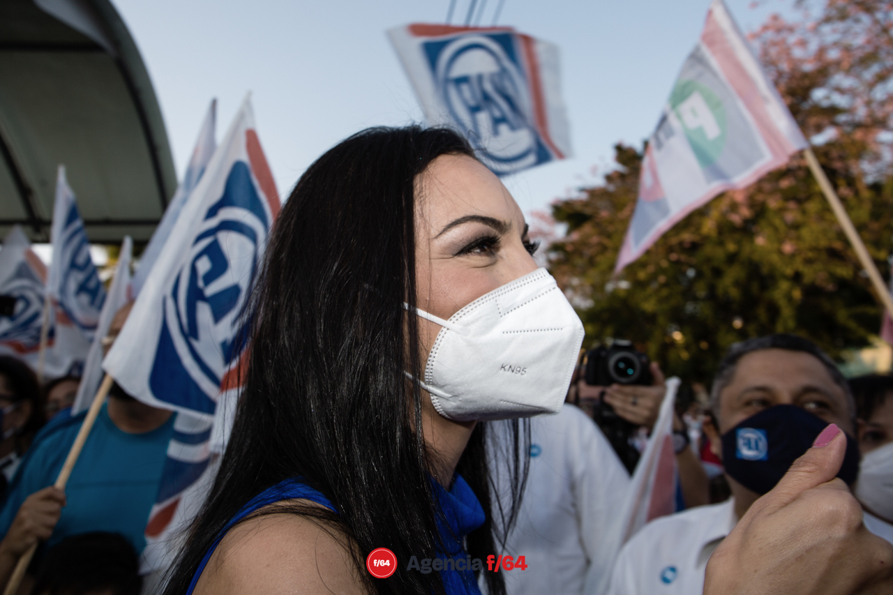 Mely Romero celebra con simpatizantes su registro a la gubernatura.