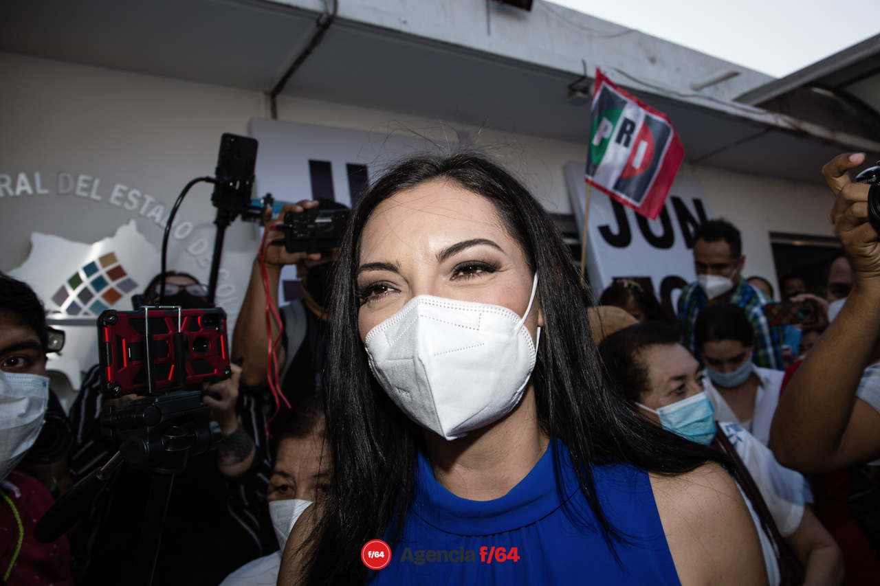 Mely Romero celebra con simpatizantes su registro a la gubernatura.