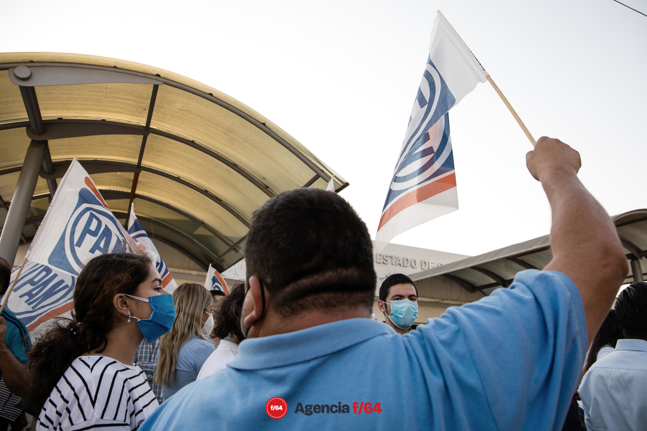 Simpatizantes panistas apoyando a Mely Romero.