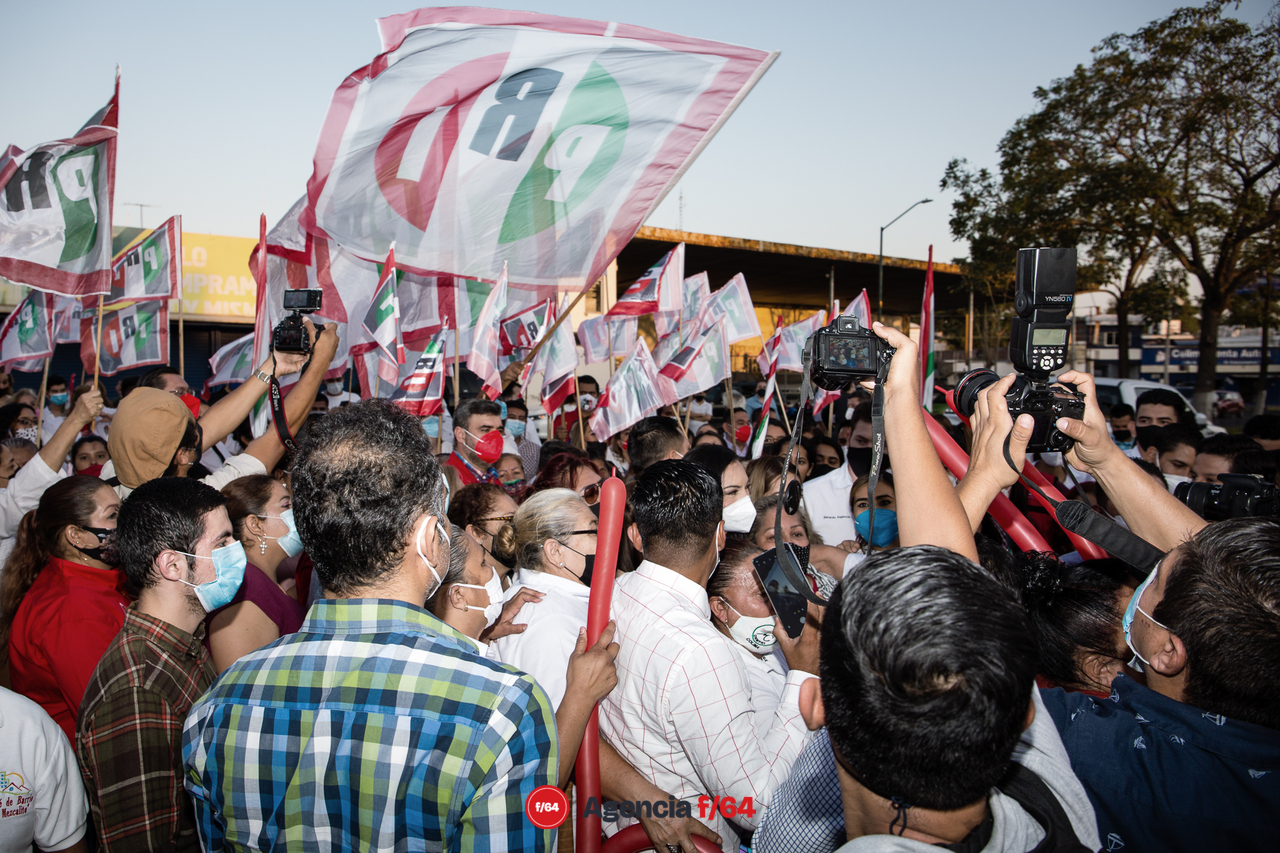 Todos los presentes buscaban la fotografía con la candidata Mely Romero.