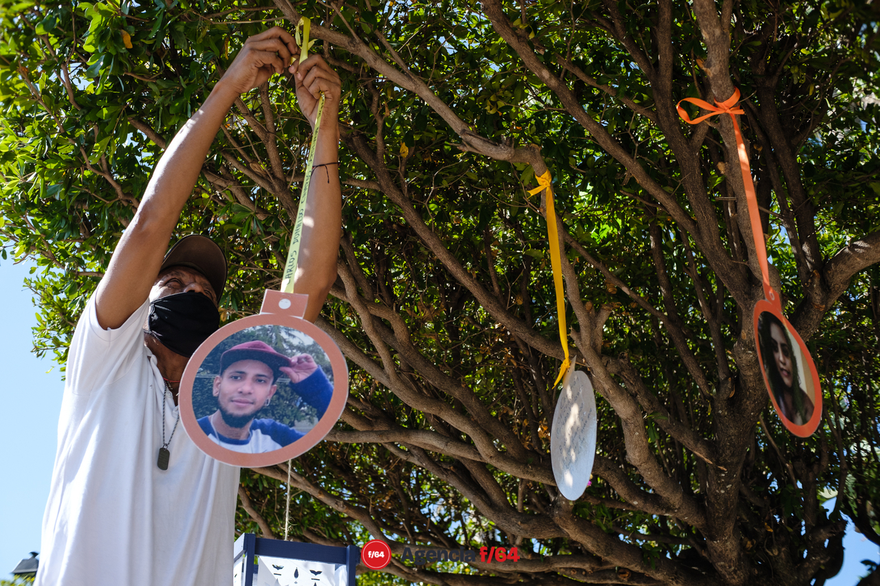 Familiar colocando esferas en la Plaza Principal de Comala.