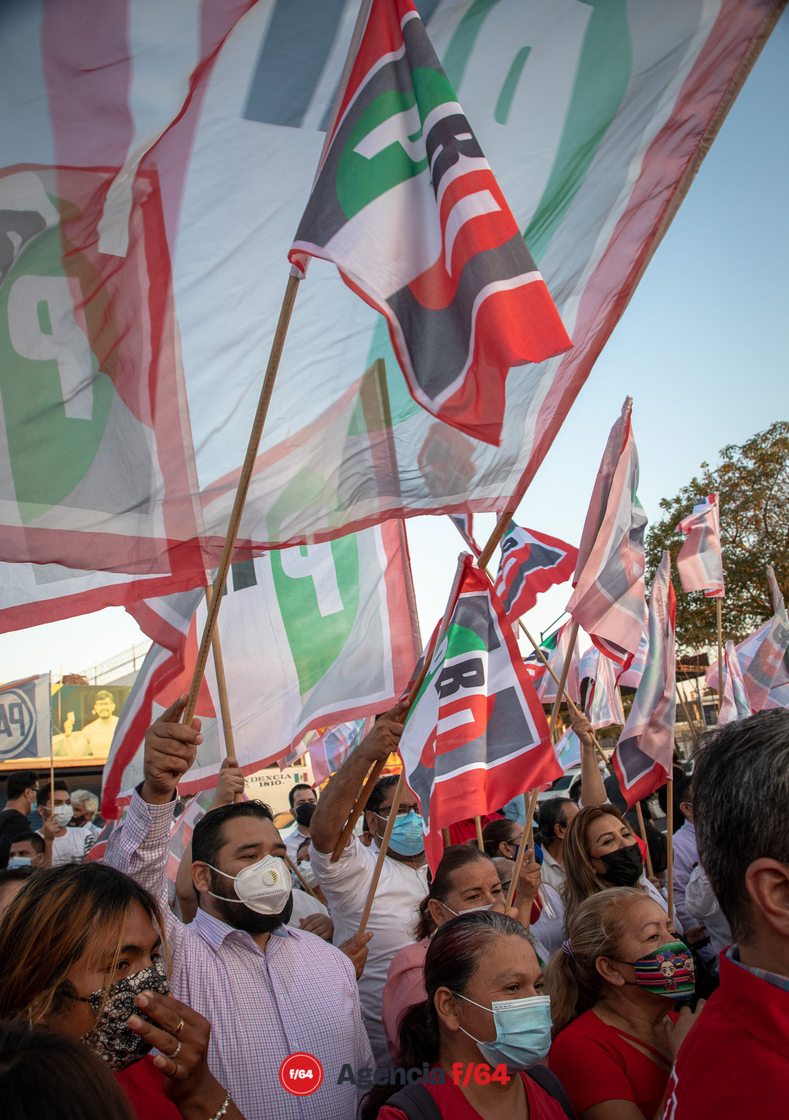 Simpatizantes de Mely Romero a las afueras del IEE.