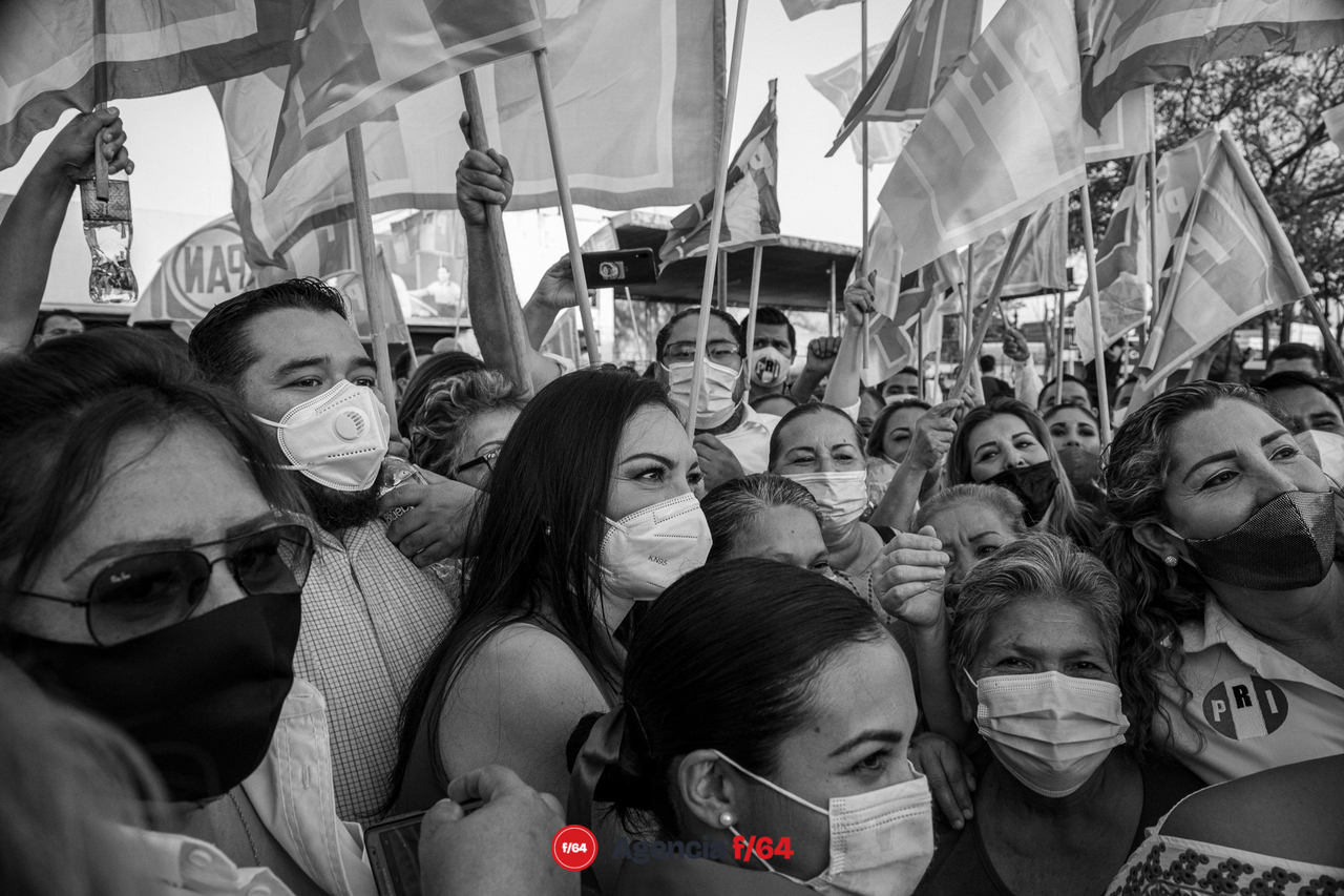 Simpatizantes de Mely Romero a las afueras del IEE.