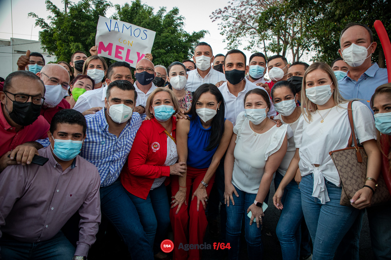 Simpatizantes de Mely Romero a las afueras del IEE. 