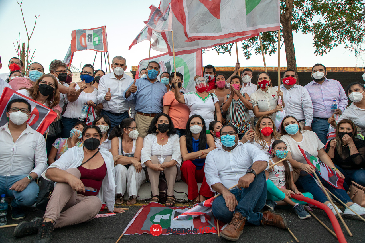 Simpatizantes de Mely Romero a las afueras del IEE.