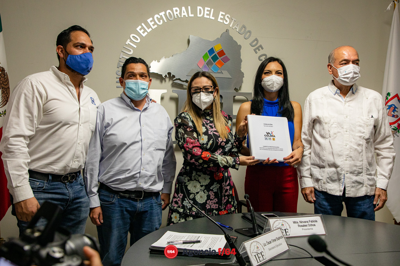 Los dirigentes estatales de los tres partido que conforman la coalición "Va por Colima" acompañando a su candidata, Mely Romero. 
