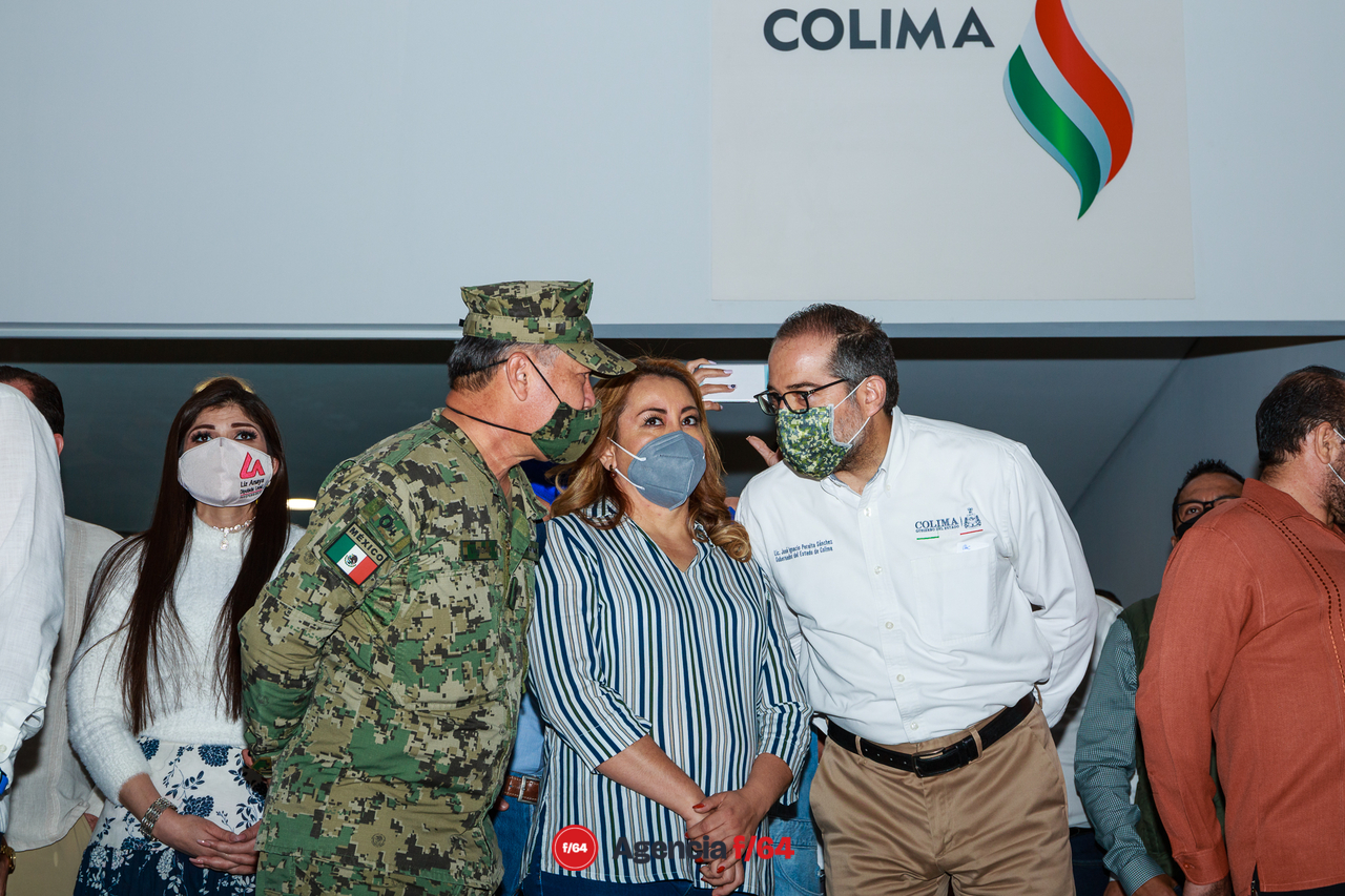 Al interior del centro de mandos del C5i. El Gobernador del Estado, José Ignacio Peralta Sánchez, el Comandante de la VI Región Naval, Almirante Cuerpo General Diplomado Mayor Rubén Alfonso Vargas Suárez y la Diputada local Lizeth Rodríguez Soriano.