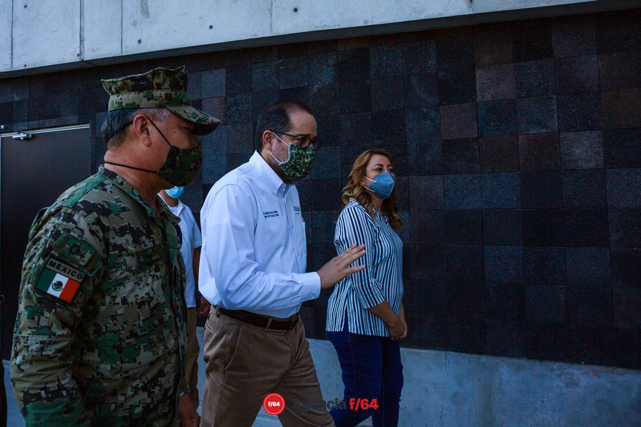 Recorrido por la instalaciones del C5i. El Gobernador del Estado, José Ignacio Peralta Sánchez, el Comandante de la VI Región Naval, Almirante Cuerpo General Diplomado Mayor Rubén Alfonso Vargas Suárez y la Diputada local Lizeth Rodríguez Soriano.